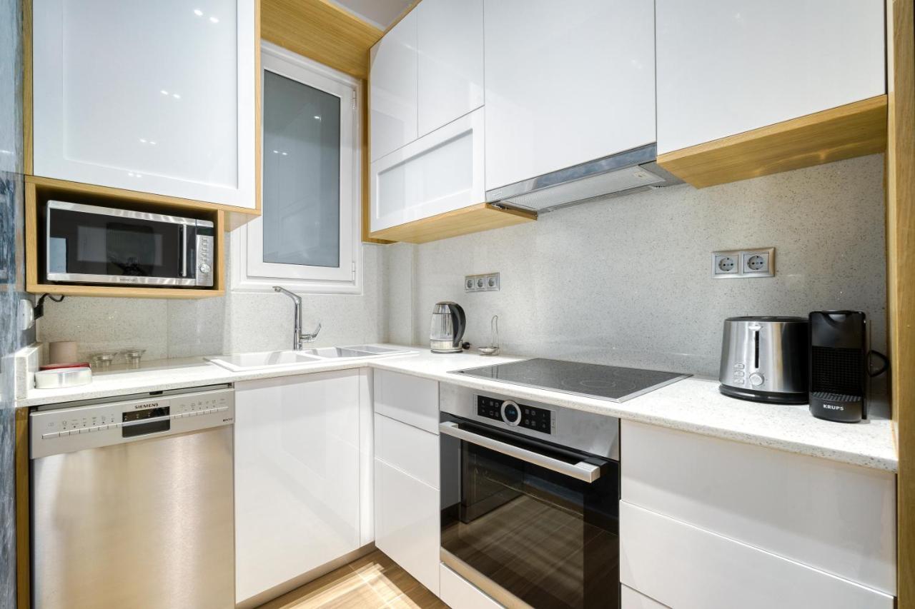 Stylish, Sunny New 2 Bedroom, Prime Central Athen Eksteriør billede