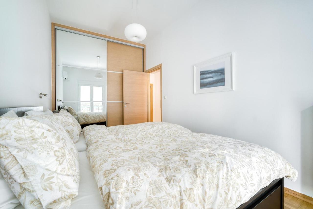 Stylish, Sunny New 2 Bedroom, Prime Central Athen Eksteriør billede